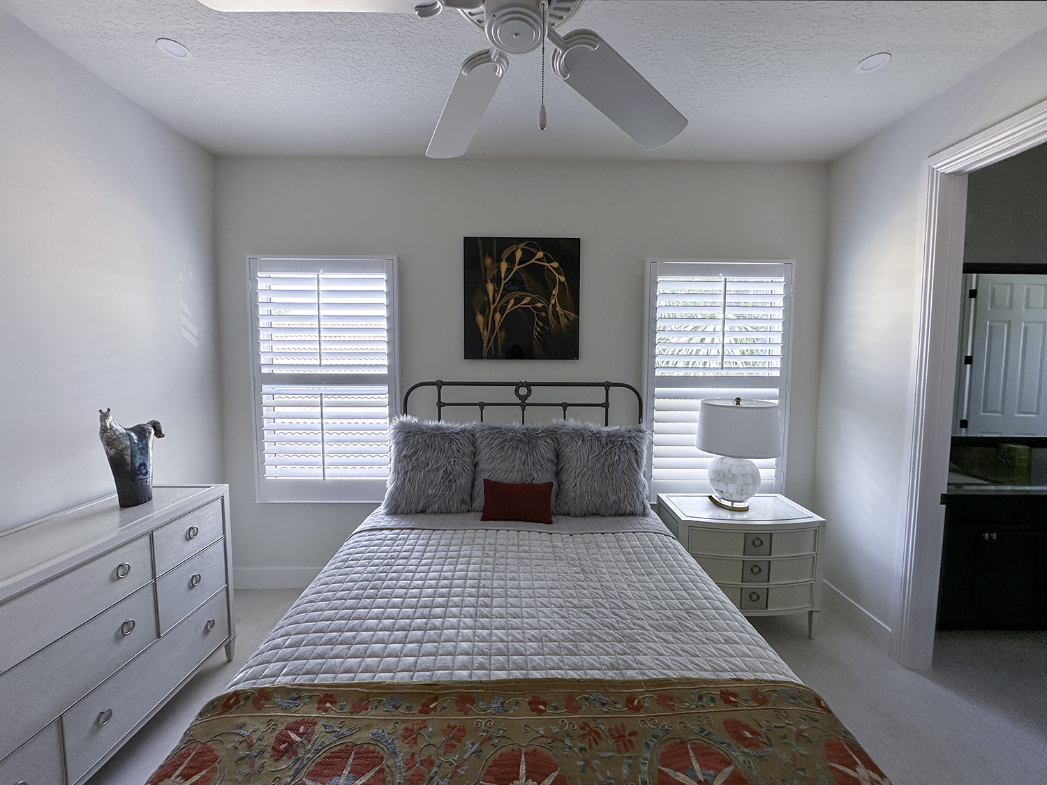 California Dreamin 30x30 fine art underwater photograph of kelp, displayed above a queen bed